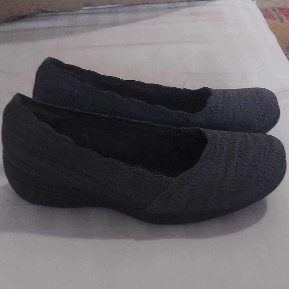 Skechers Gray/Black WEDGES SCALLOPED Detailing AIR COOLED MEMORY FOAM